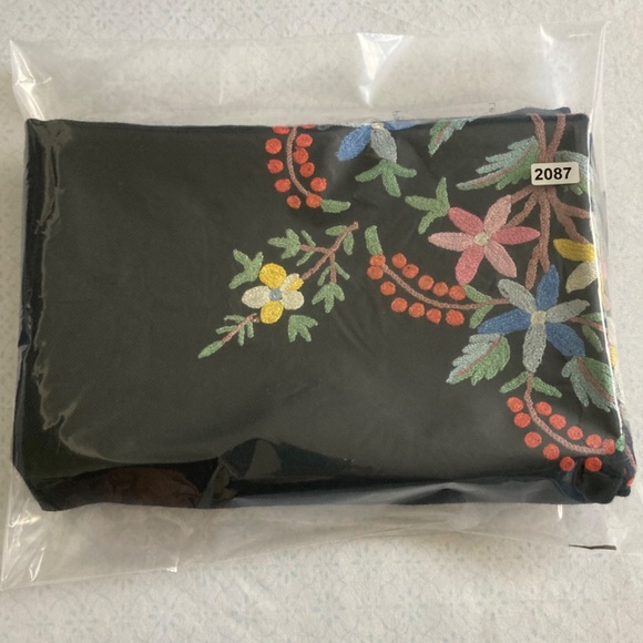 Floral embroidered scarf - Picture 5 of 5